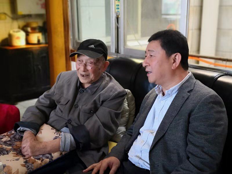 銘記歷史，不忘初心——公司領(lǐng)導(dǎo)班子看望慰問公司退休職工、抗戰(zhàn)老兵黃開仁