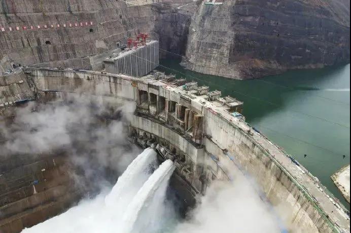 世界在建最大水電站大壩全線澆筑到頂，首批機組7月前投產(chǎn)發(fā)電