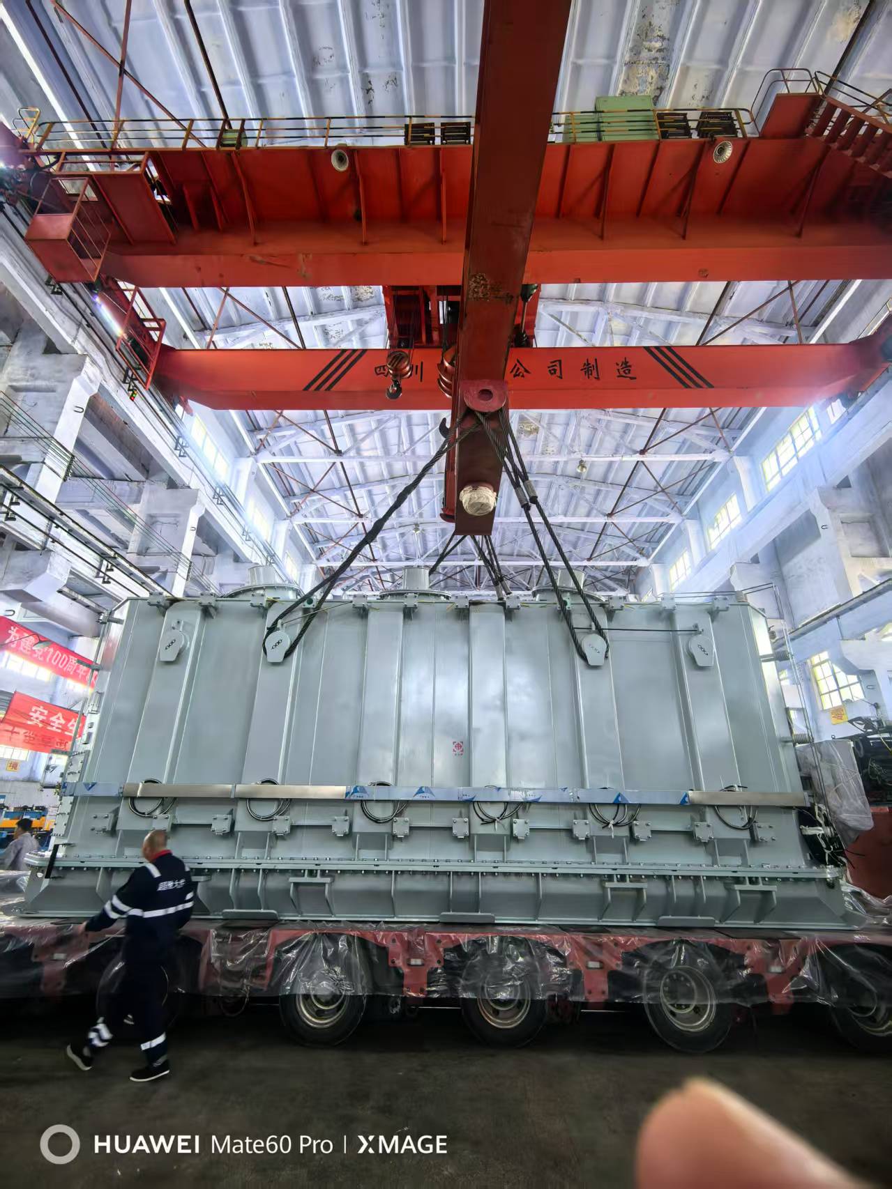 第二臺(tái)260000 220裝車 1.jpg